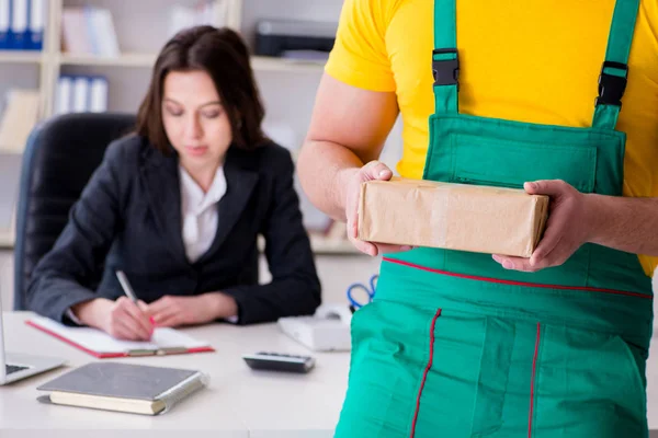 Cartero entregando el paquete a la oficina — Foto de Stock