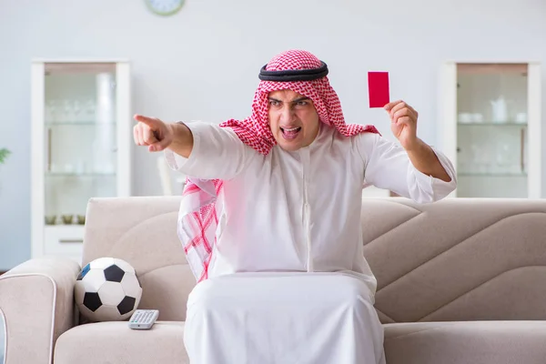 Árabe hombre viendo deporte fútbol en tv — Foto de Stock