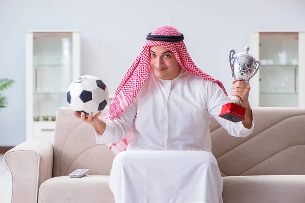 Arab człowiek oglądanie sportu piłki nożnej w telewizji — Zdjęcie stockowe