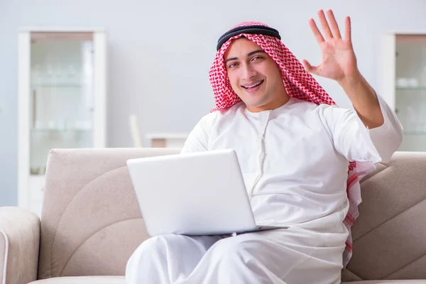 Arabisk affärsman som sitter i soffan — Stockfoto