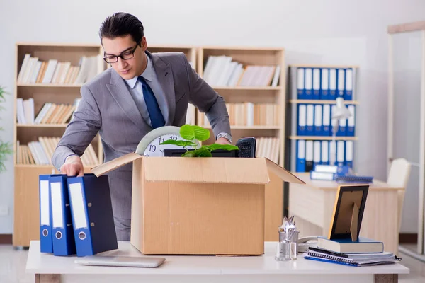 Muž stěhuje kancelář s krabicí a jeho věcmi — Stock fotografie