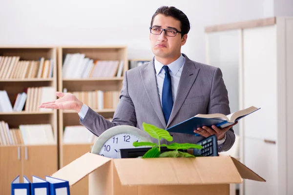 Jungunternehmer zieht nach Entlassung um — Stockfoto