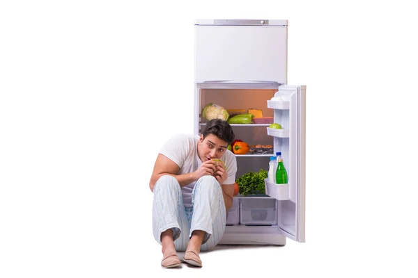 Homem ao lado do frigorífico cheio de comida — Fotografia de Stock