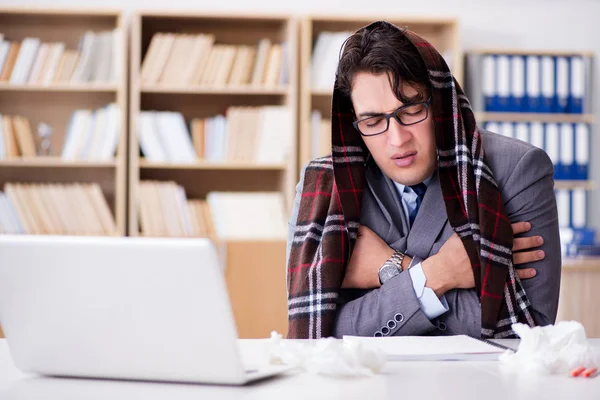 Doente empresário doente no escritório — Fotografia de Stock