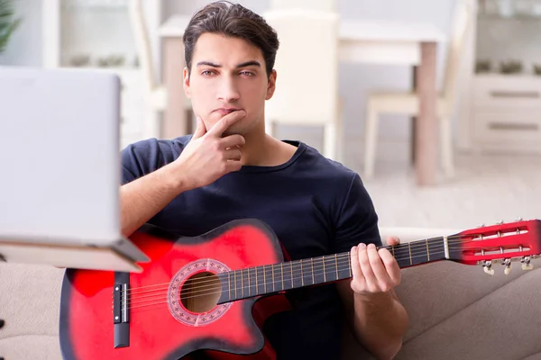 Jovem praticando guitarra em casa — Fotografia de Stock