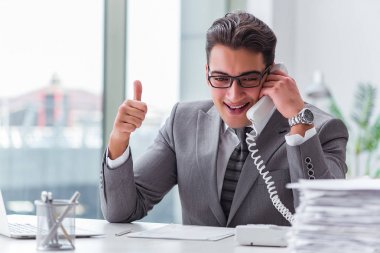 Çağrı merkezi operatörü telefonda konuşuyor.