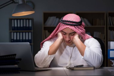 Arap işadamı ofiste geç saatlere kadar çalışıyor