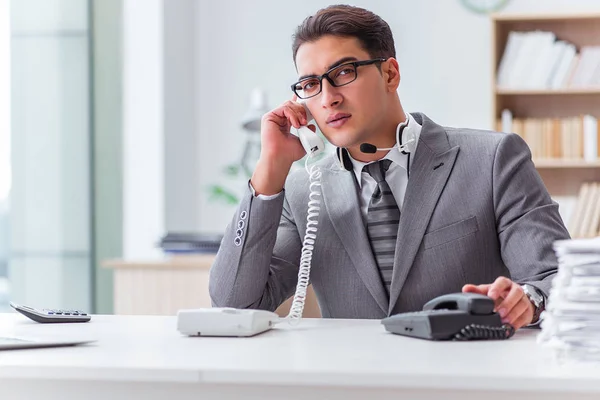 Operador de call center falando ao telefone — Fotografia de Stock