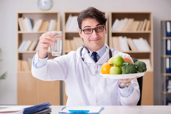 Læge i slankekure koncept med frugt og grøntsager - Stock-foto