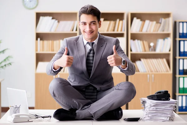 Joven empresario meditando en la oficina — Foto de Stock