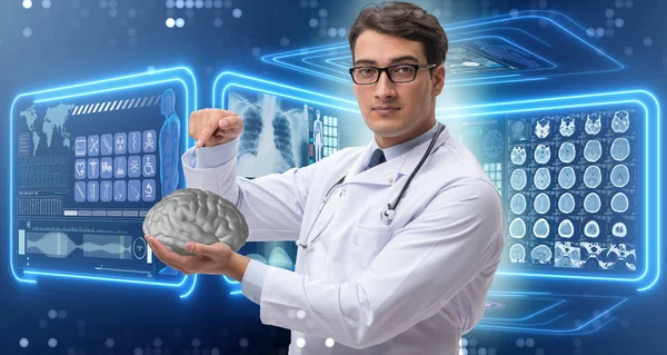 Мужской врач с мозгом в медицинской концепции — стоковое фото