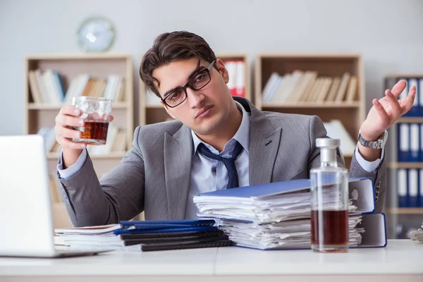 Homme d'affaires buvant au bureau — Photo