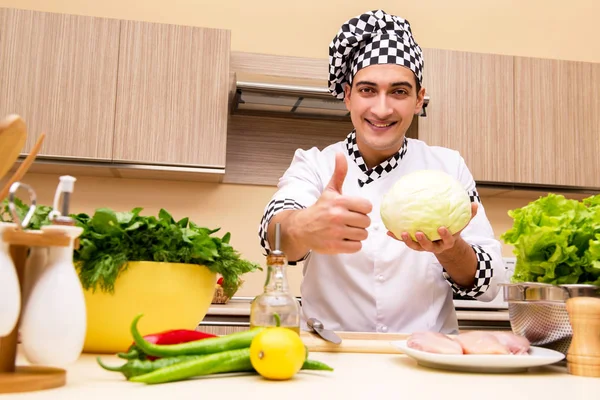 Joven chef trabajando en la cocina —  Fotos de Stock