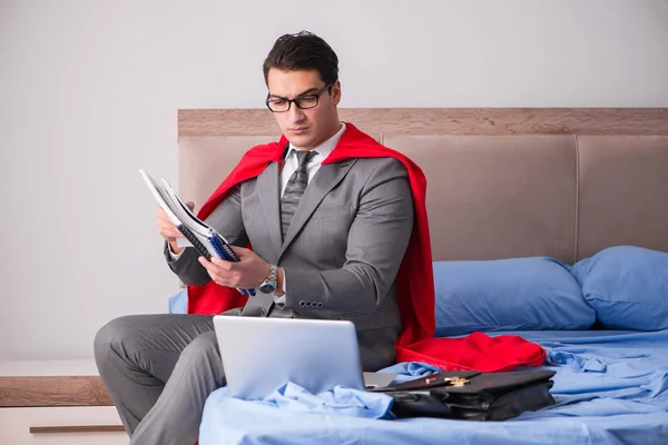 Superhelden-Geschäftsfrau arbeitet im Bett — Stockfoto