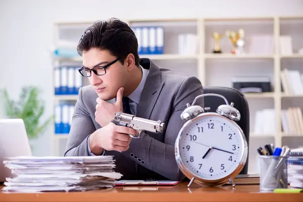 Jovem empresário no conceito de gestão do tempo — Fotografia de Stock