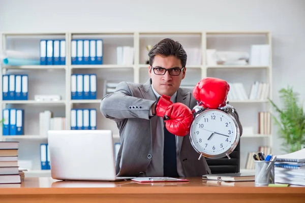 Wütender Geschäftsmann mit Boxhandschuhen im Zeitmanagement-Konzept — Stockfoto