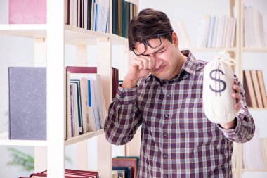 Pahalı ders kitapları konsepti içinde genç bir öğrenci