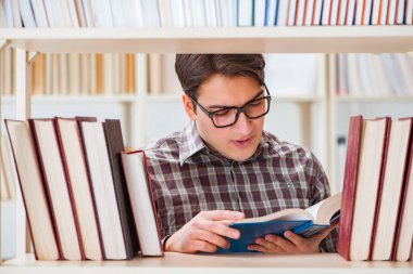 Üniversite kütüphanesinde kitap arayan genç bir öğrenci.