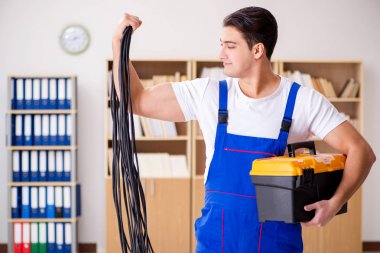 Adam evde elektrik tamiratı yapıyor.