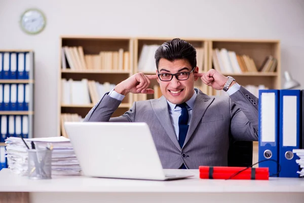 Empresario con dinamita en la oficina —  Fotos de Stock