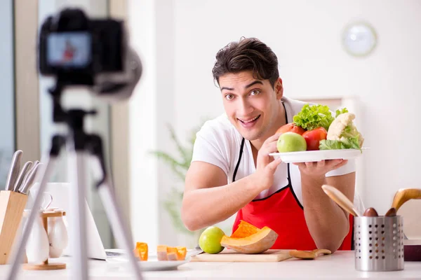 Nutrição alimentar blogueiro gravação de vídeo para blog — Fotografia de Stock