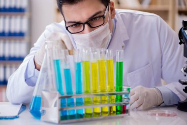 Laboratuvarda çalışan doktor.