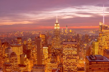 Günbatımında New York Manhattan 'ın gece manzarası