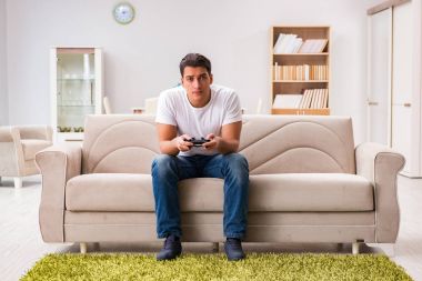 Bilgisayar oyunlarına bağımlı bir adam