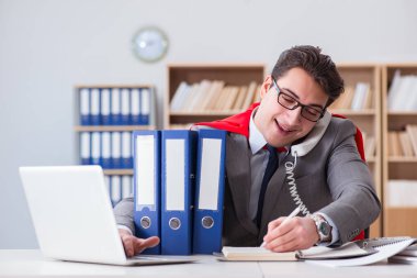 Ofiste çalışan süper kahraman iş adamı.