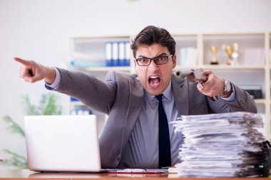 Ofisteki sinirli saldırgan iş adamı.