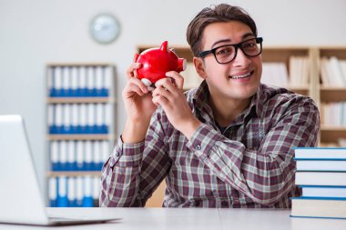 Öğrenci okul ücretini ödemek için kumbarayı soyuyor.