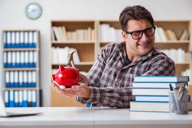 Öğrenci okul ücretini ödemek için kumbarayı soyuyor.