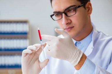 Doktor kan örnekleriyle çalışıyor.