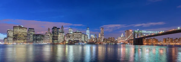Vue de nuit sur Manhattan et Brooklyn bridge — Photo
