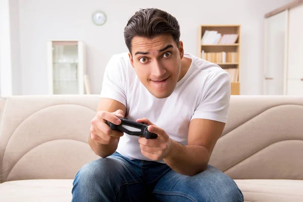 Człowiek uzależniony od gier komputerowych — Zdjęcie stockowe