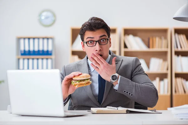 Голодные веселые бизнесмены едят сэндвичи с нездоровой едой — стоковое фото