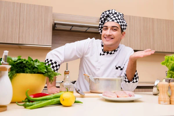 Joven chef trabajando en la cocina —  Fotos de Stock