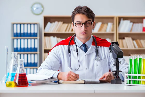 Hastane laboratuvarında çalışan süper kahraman doktor. — Stok fotoğraf