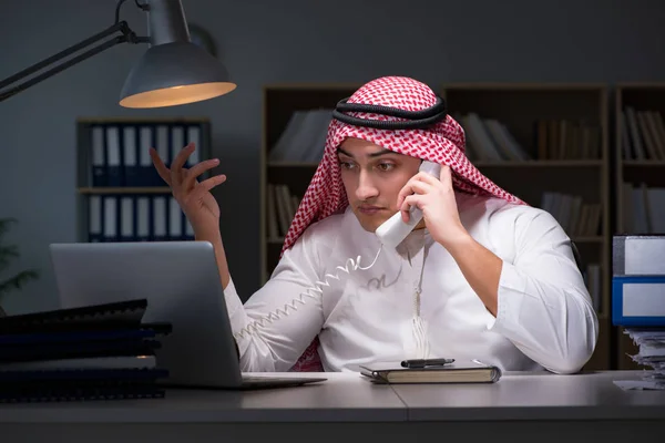 Homme d'affaires arabe travaillant tard dans le bureau — Photo