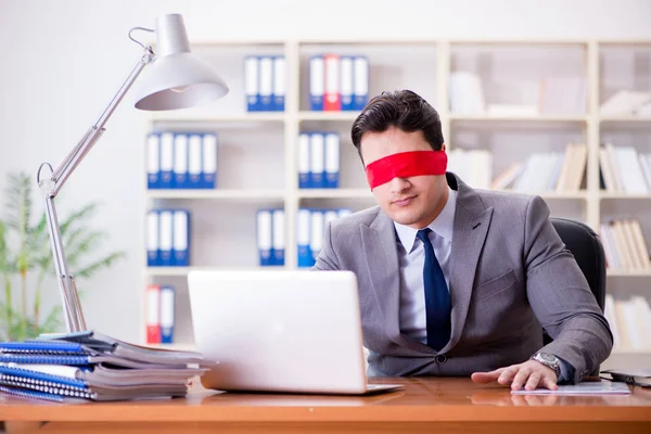 Blindfold affärsman sitter vid skrivbordet på kontoret — Stockfoto