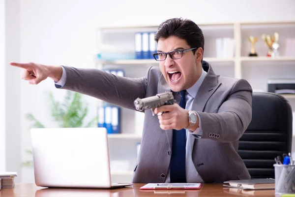 Homem de negócios agressivo irritado no escritório — Fotografia de Stock