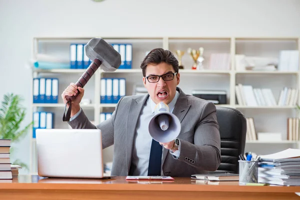 Arg aggressiv affärsman på kontoret — Stockfoto