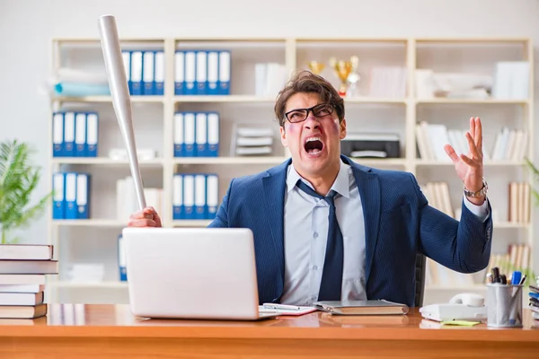 Homem de negócios agressivo irritado no escritório — Fotografia de Stock