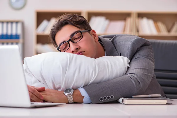 Hombre cansado durmiendo en casa con demasiado trabajo — Foto de Stock