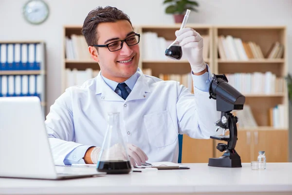 Ingénieur chimiste travaillant sur des échantillons d'huile en laboratoire — Photo