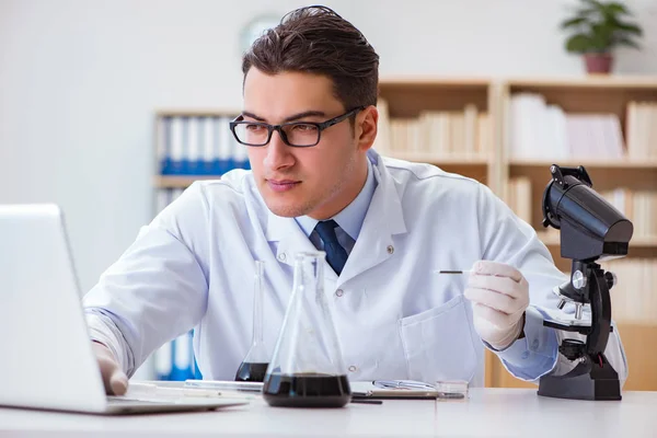 Ingénieur chimiste travaillant sur des échantillons d'huile en laboratoire — Photo