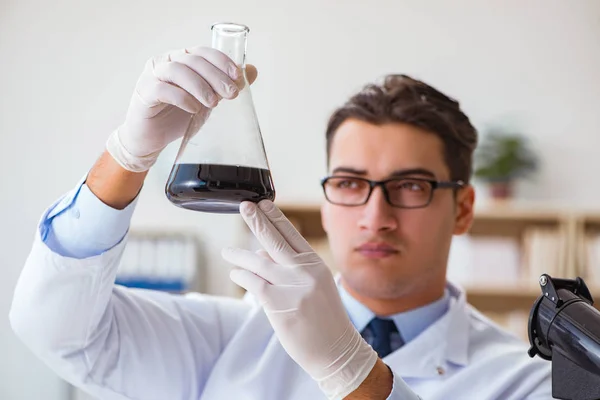 Chemische ingenieur werkt aan oliemonsters in het lab — Stockfoto