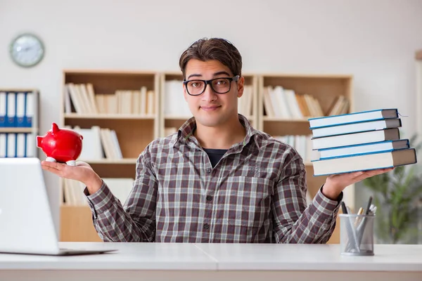 Jonge student breekt spaarvarken bank om leerboeken te kopen — Stockfoto