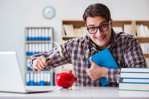 Studentin bricht Sparschwein auf, um Studiengebühren zu bezahlen — Stockfoto