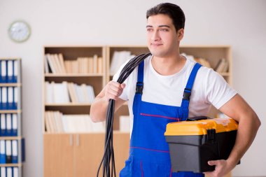 Kablolu televizyonu olan genç elektrikçi
